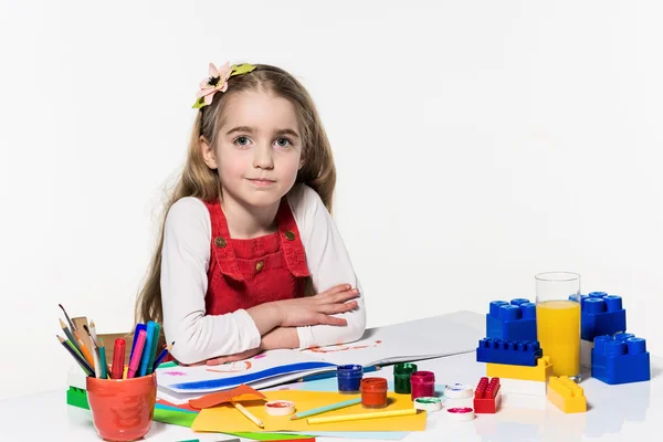 Schattig klein meisje tekenen met verf en penseel thuis — Stockfoto