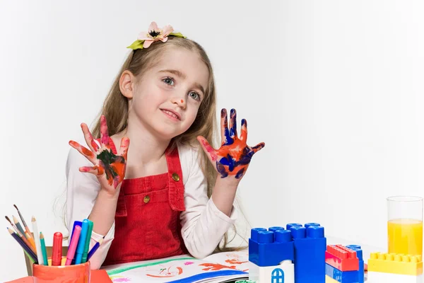 Śliczną dziewczynkę z rąk w farbie — Zdjęcie stockowe