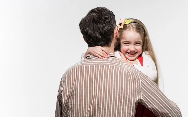 Meisje die haar vader knuffelen op een witte achtergrond — Stockfoto