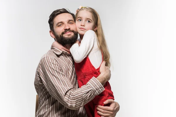 Dívku objímala svého otce na bílém pozadí — Stock fotografie
