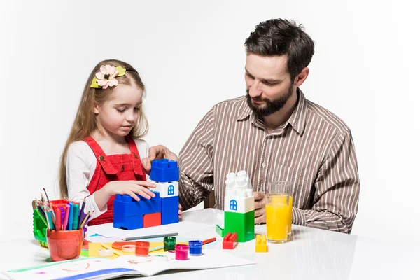 Pai e filha jogando jogos educativos juntos — Fotografia de Stock