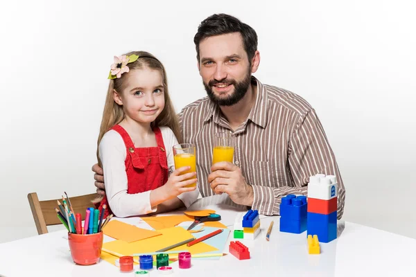 Far och dotter dricker saft — Stockfoto