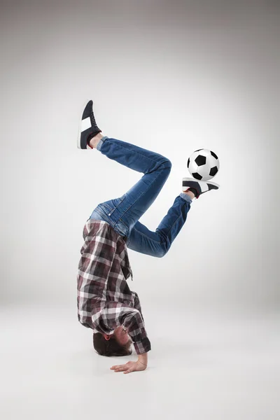 Portret młodzieńca, praktykowanie Jogi z piłki nożnej — Zdjęcie stockowe