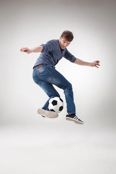 Il ragazzo con la palla su sfondo grigio — Foto Stock