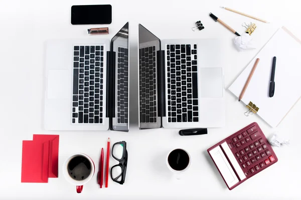 Local de trabalho no escritório. Tecnologia . — Fotografia de Stock