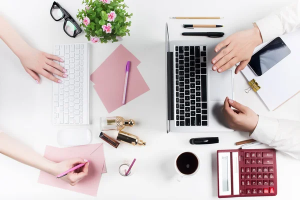 Local de trabalho no escritório. Tecnologia . — Fotografia de Stock