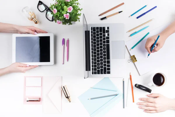 Lieu de travail au bureau. Technologie . — Photo