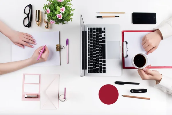 Local de trabalho no escritório. Tecnologia . — Fotografia de Stock