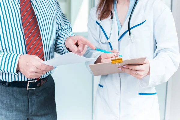 Primer plano del médico y de las manos del paciente —  Fotos de Stock