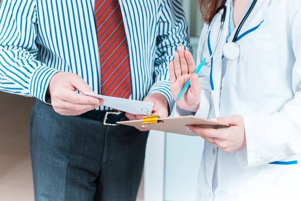 Primer plano del médico y de las manos del paciente —  Fotos de Stock