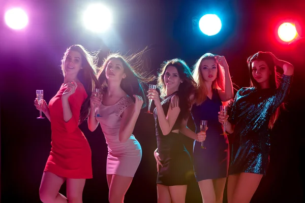 Meninas bonitas dançando na festa — Fotografia de Stock