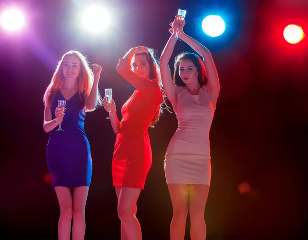 Meninas bonitas dançando na festa — Fotografia de Stock