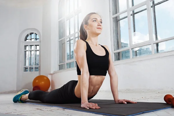 Krásná malá brunetka dělá gymnastiku a tělocvičnu — Stock fotografie