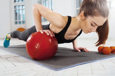 Bazı jimnastik salonunda yapıyor güzel ince esmer