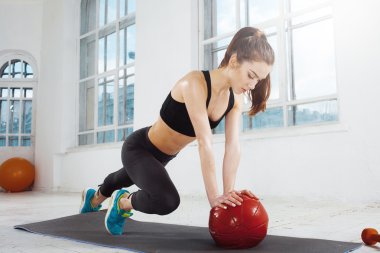 Bazı jimnastik salonunda yapıyor güzel ince esmer