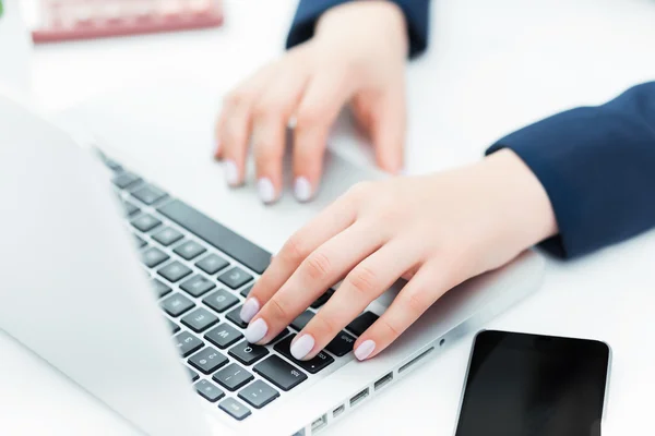 As mãos femininas no teclado de seu computador portátil — Fotografia de Stock