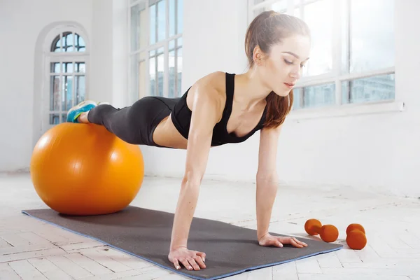 Bazı jimnastik salonunda yapıyor güzel ince esmer
