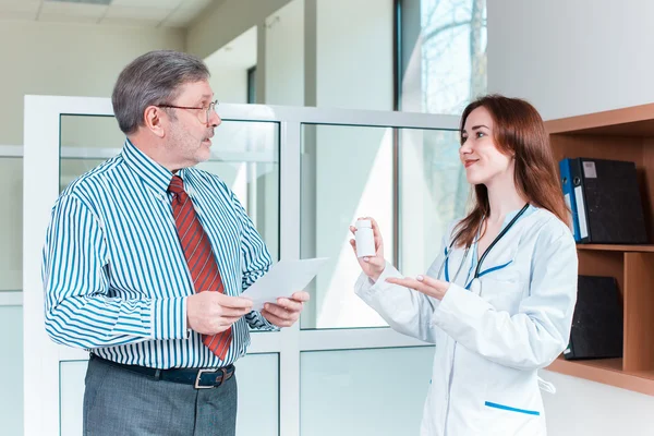 El paciente y su médico en consultorio médico —  Fotos de Stock