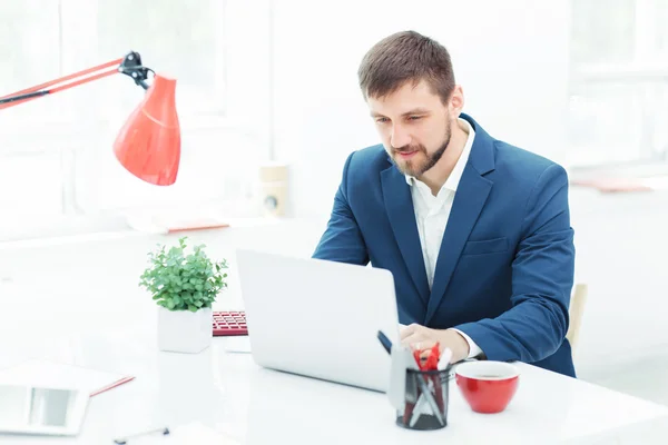 De elegante zakenman zitten in het kantoor — Stockfoto