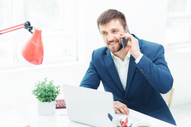 ofis telefonuyla konuşan işadamı portresi