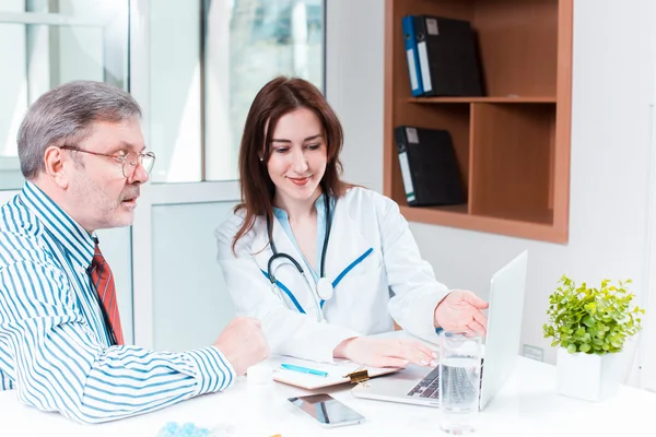 Il paziente e il suo medico nello studio medico — Foto Stock