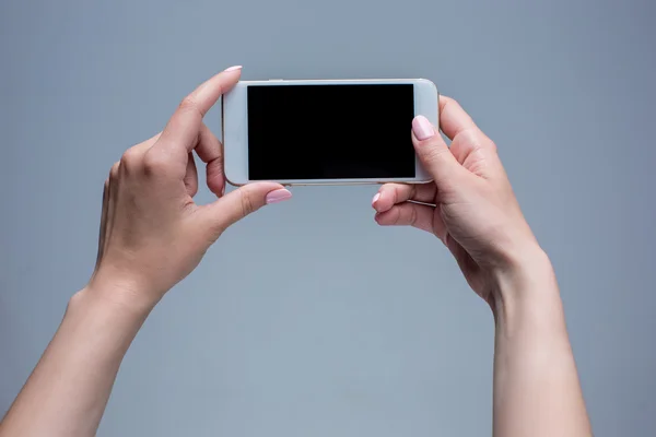 Primer plano de una mujer escribiendo en el teléfono móvil — Foto de Stock