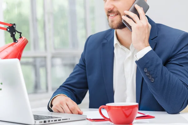 Portret van zakenman praten over telefoon in office — Stockfoto