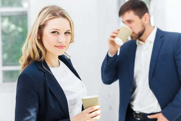 Young colleagues having coffee break in office — Stock Photo, Image