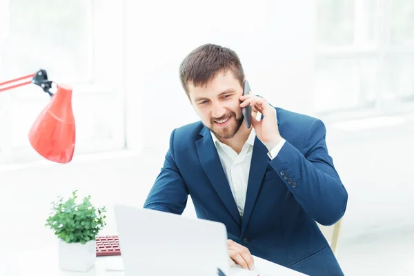 Ofis telefonuyla konuşan işadamı portresi — Stok fotoğraf
