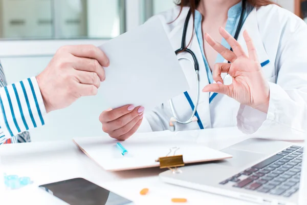 El paciente y su médico en consultorio médico —  Fotos de Stock