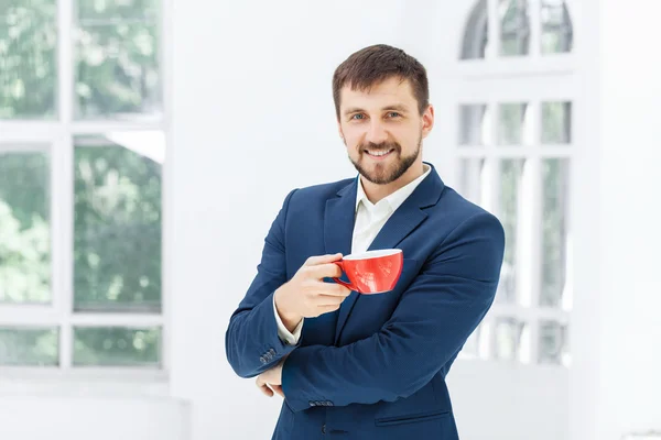 Üzletember, miután kávészünet, ő tartja a cup — Stock Fotó