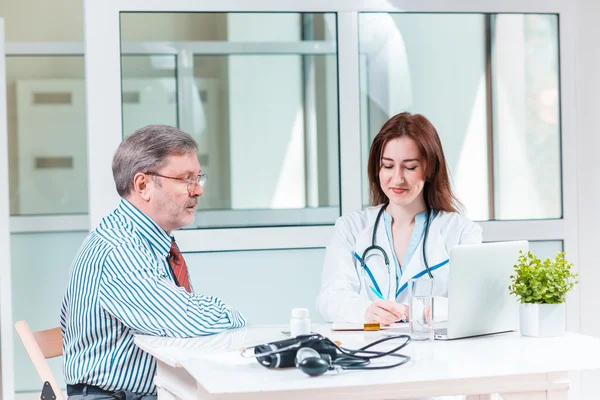 Il paziente e il suo medico nello studio medico — Foto Stock