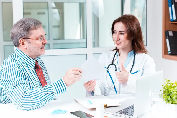 El paciente y su médico en consultorio médico —  Fotos de Stock