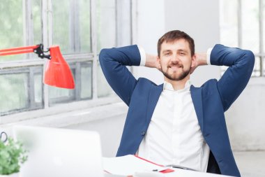 Dinlenme erkek ofis çalışanı