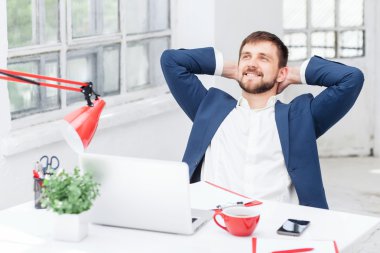 Dinlenme erkek ofis çalışanı