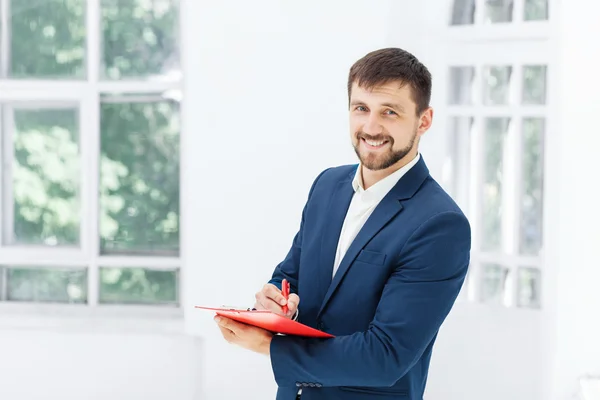 De lachende mannelijke kantoormedewerker — Stockfoto