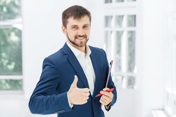 De lachende mannelijke kantoormedewerker — Stockfoto