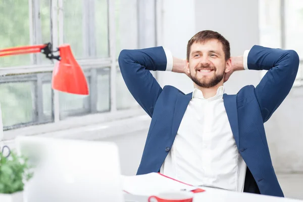 De mannelijke kantoor werknemer rusten — Stockfoto