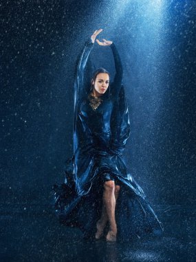 Genç güzel modern dansçı su damlaları altında