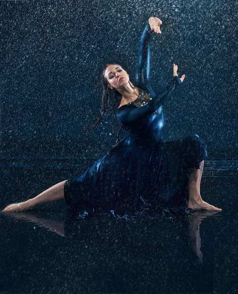Genç güzel modern dansçı su damlaları altında — Stok fotoğraf