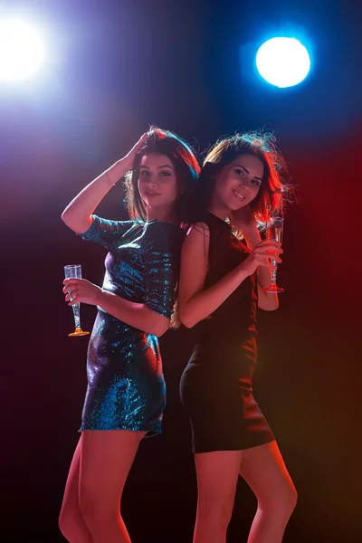 Duas meninas bonitas dançando na festa — Fotografia de Stock