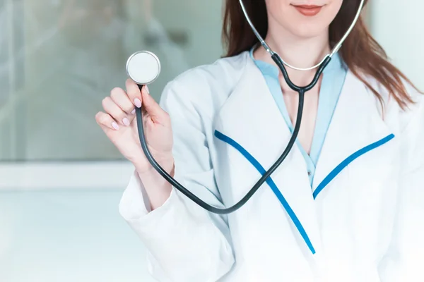 Dokter met een stethoscoop in de handen — Stockfoto