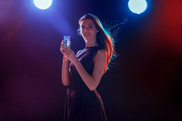 La hermosa chica bailando en la fiesta bebiendo champán — Foto de Stock