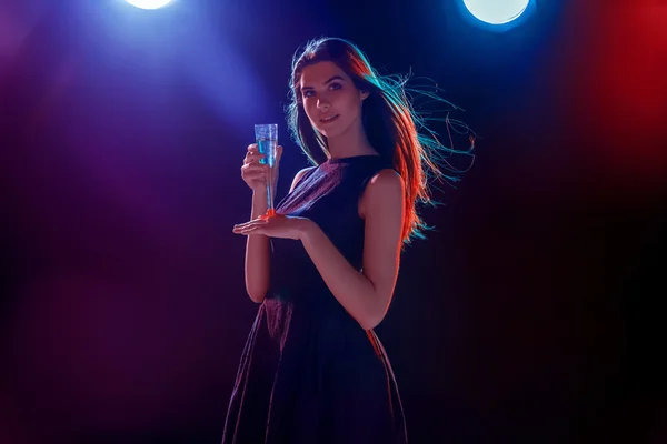 La belle fille danse à la fête en buvant du champagne — Photo