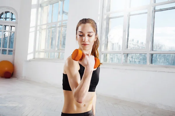 Bazıları yapıyor güzel ince esmer push up bir jimnastik salonu — Stok fotoğraf