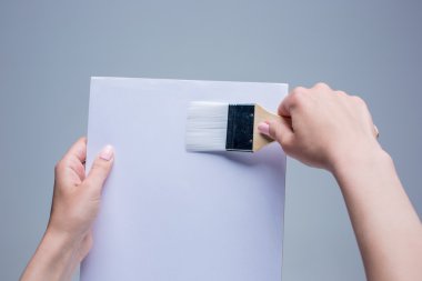 Beyaz tuval üzerine resim holding eller fırça