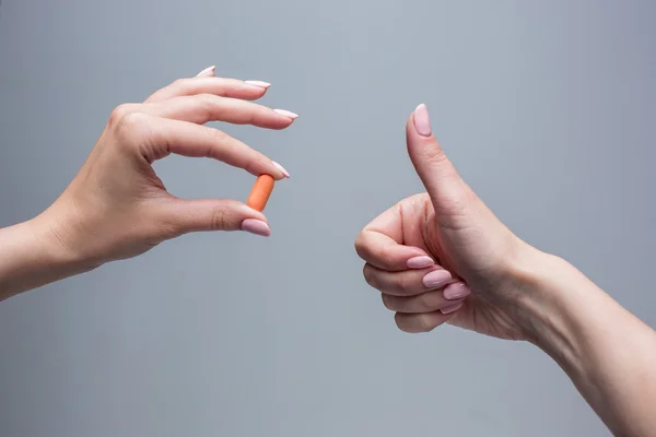 Die weiblichen Hände, die Pille Kapsel Nahaufnahme. — Stockfoto