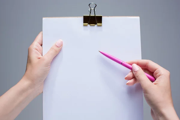 O bloco de notas e caneta em mãos femininas — Fotografia de Stock