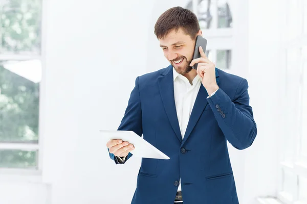 Porträtt av affärsmannen prata telefon i office商人在办公室的电话上谈的肖像 — Stockfoto