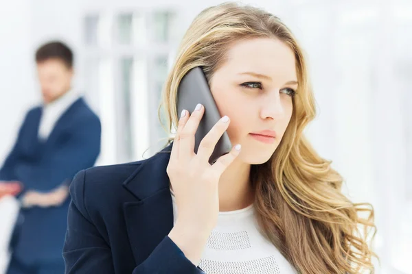 Portret van een zakenvrouw aan de telefoon in het kantoor — Stockfoto